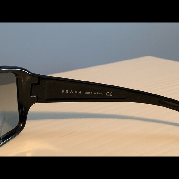 PRADA sunglasses w/Prada case 😎👨🏻👩🏻 - Picture 4 of 7